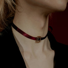 Load image into Gallery viewer, GHO Hook Line Gem Series Emerald Chocker
